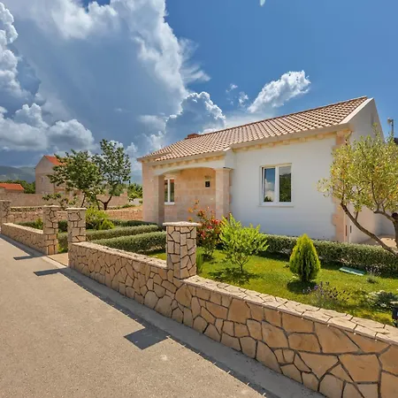 Doma, Near Dubrovnik * Čilipi