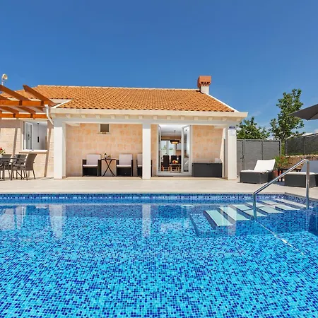 Doma, Near Dubrovnik * Čilipi